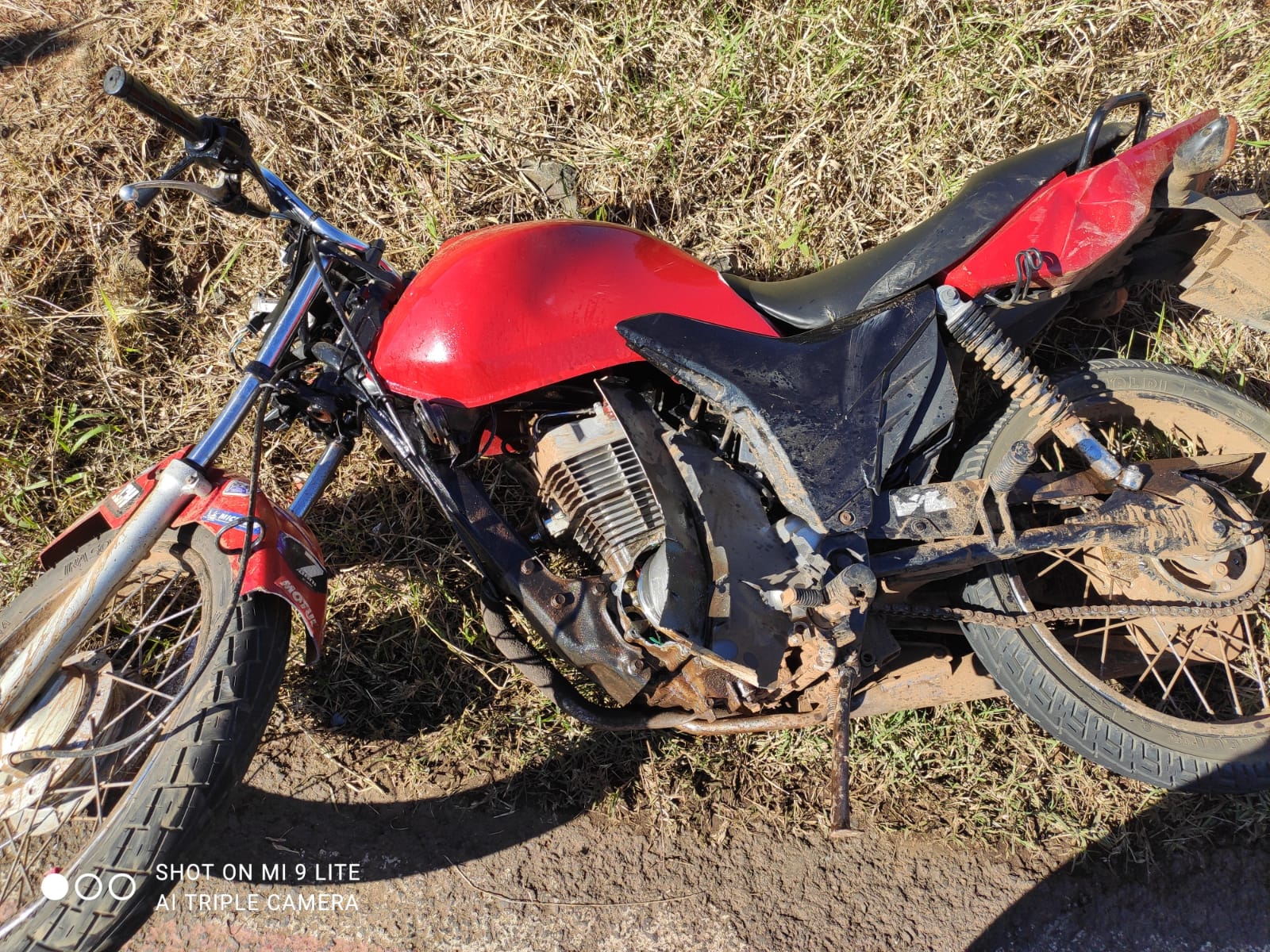 Condutor da moto sofreu escoriações leves, mas foi levado ao PS (Foto: Divulgação CBM)