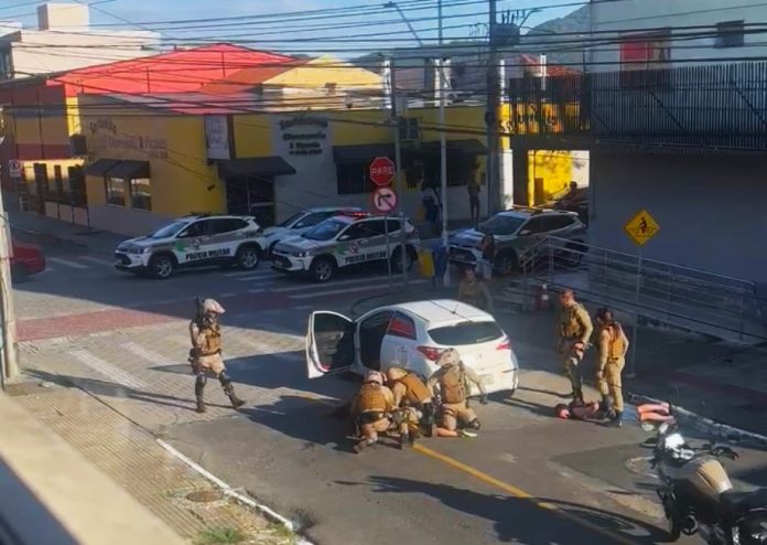 Daqui não saio: suspeito dá trabalho a PMs: assista