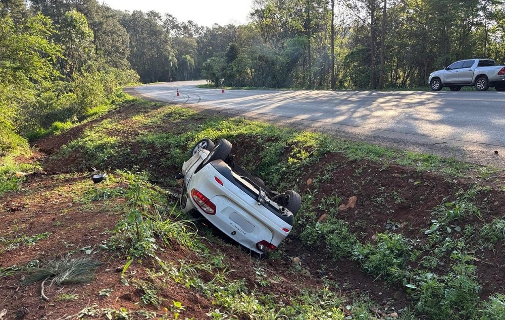 Carro ficou suspenso em barranco (Foto: Henrique Paulo Koch)