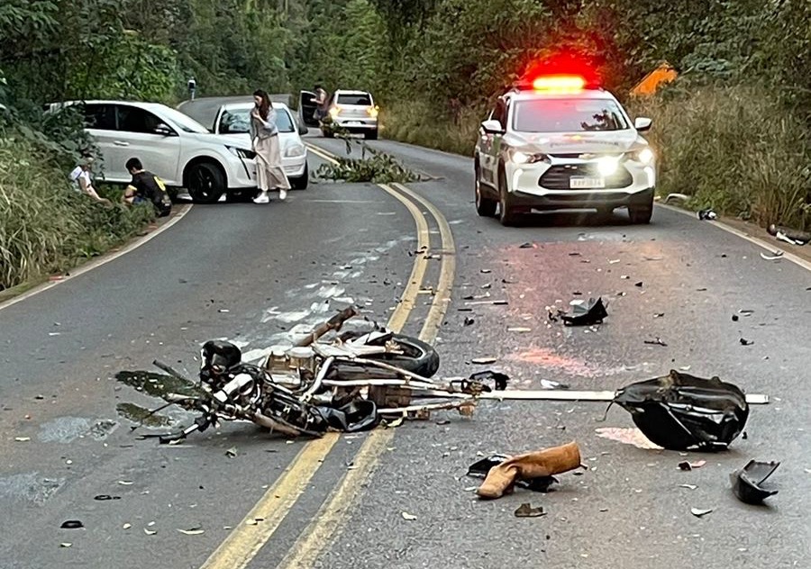 Vítima parou metros longe da motocicleta (Foto: Corpo de Bombeiros)
