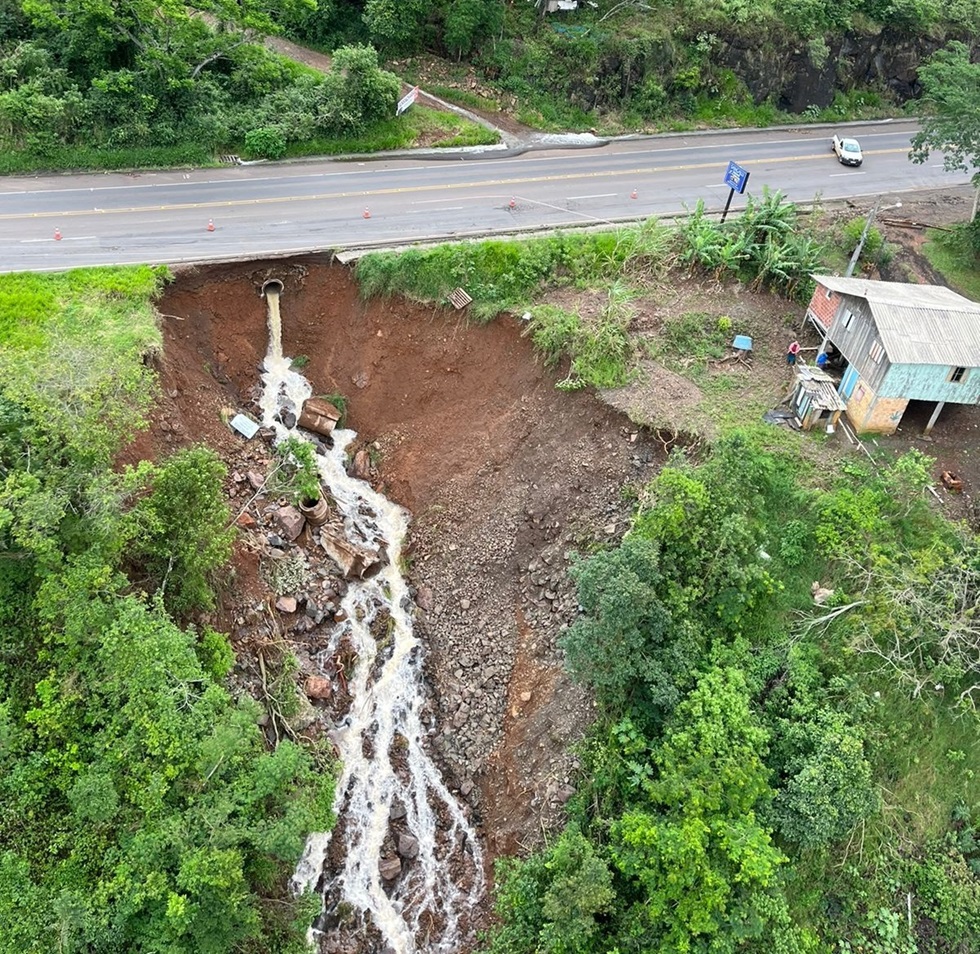 Barranco desmoronou e compromete parte da via (Foto: PMRv/Divulgação)