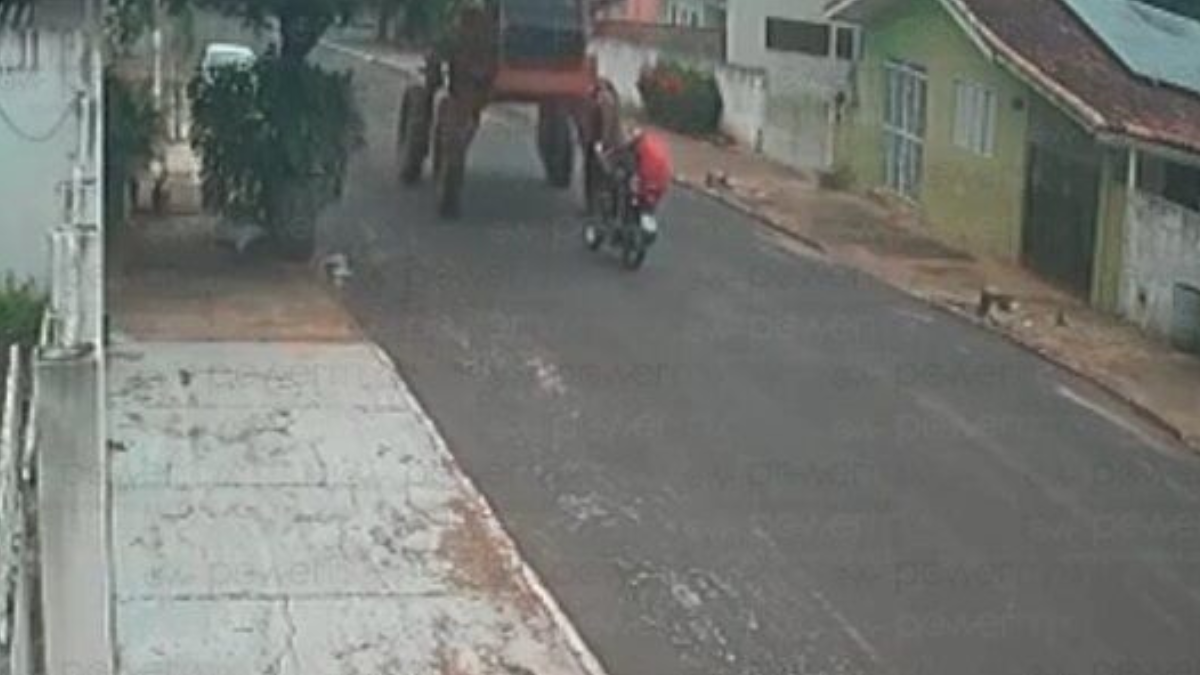 Vídeo: Motociclista passa por baixo de máquina agrícola e mata amigo