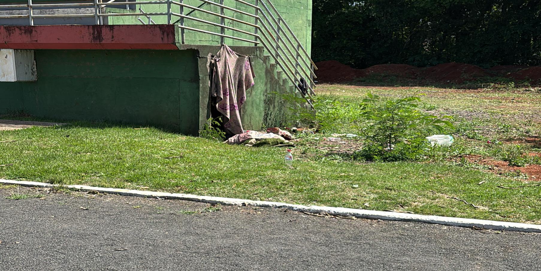 Homem é encontrado morto no campo municipal  (Foto: Henrique Paulo)