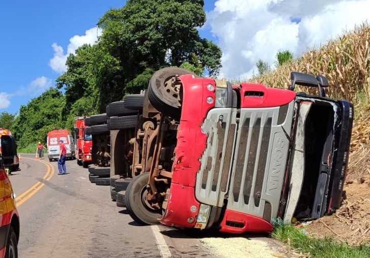 Scania tomba em Bom Jesus do Oeste; resgate rápido evita o pior