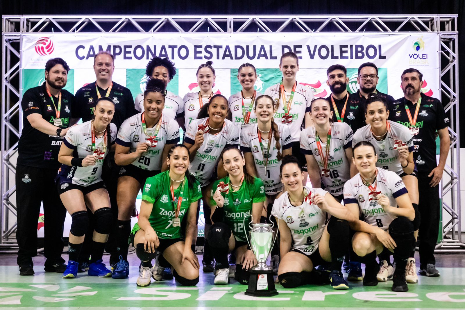 Equipe com o troféu de vice-campeão (Foto: Divulgação)