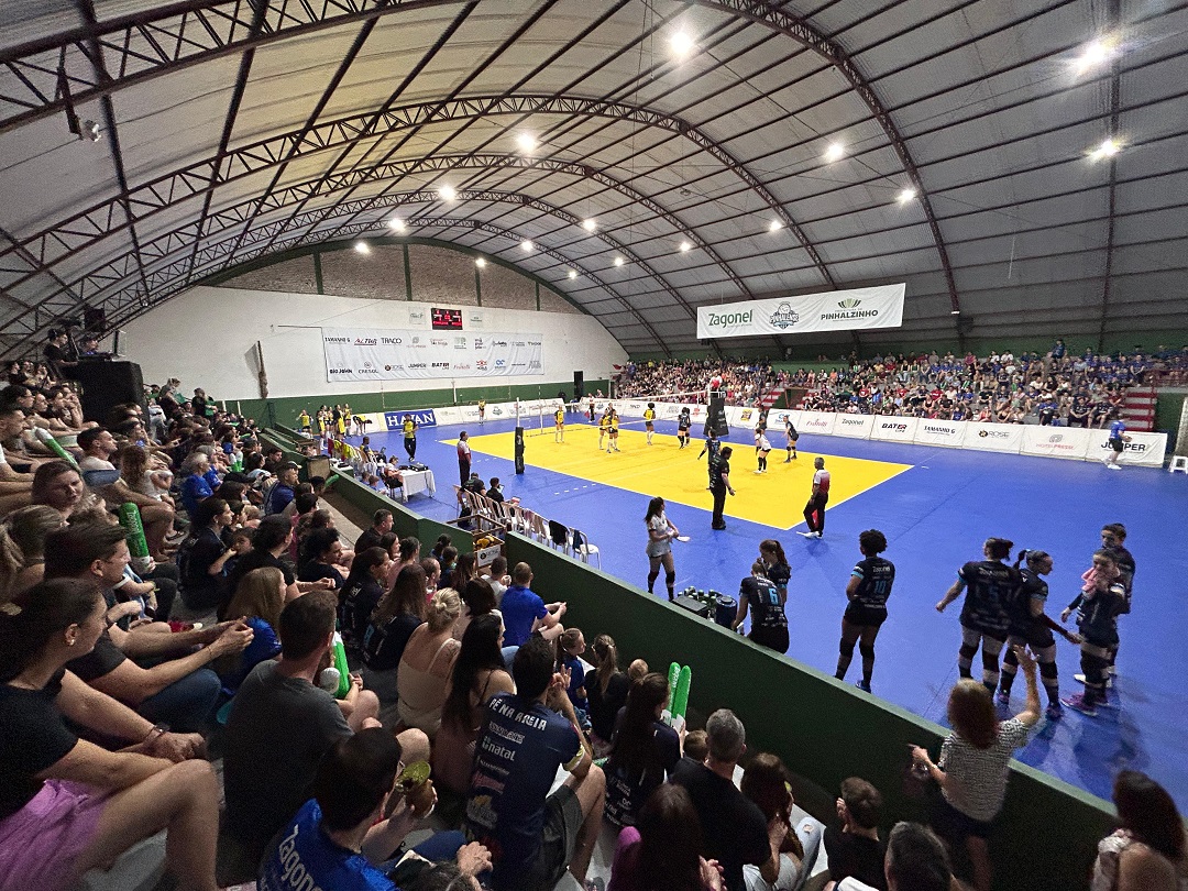 Ginásio esteve lotado para acompanhar a partida de ida da final (Foto: Renan Ribeiro)