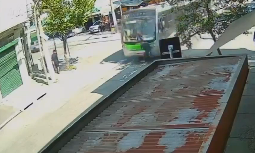 VÍDEO: Ladrão rouba celular e dois segundos depois vai de encontro a morte