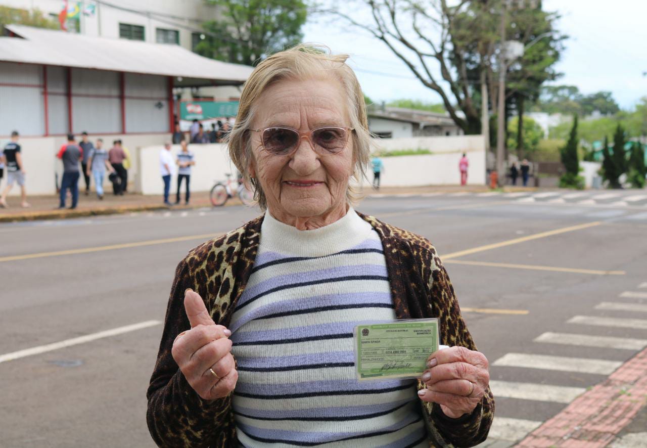 Idosa de 88 anos e cadeirante comparecem às urnas em Pinhalzinho