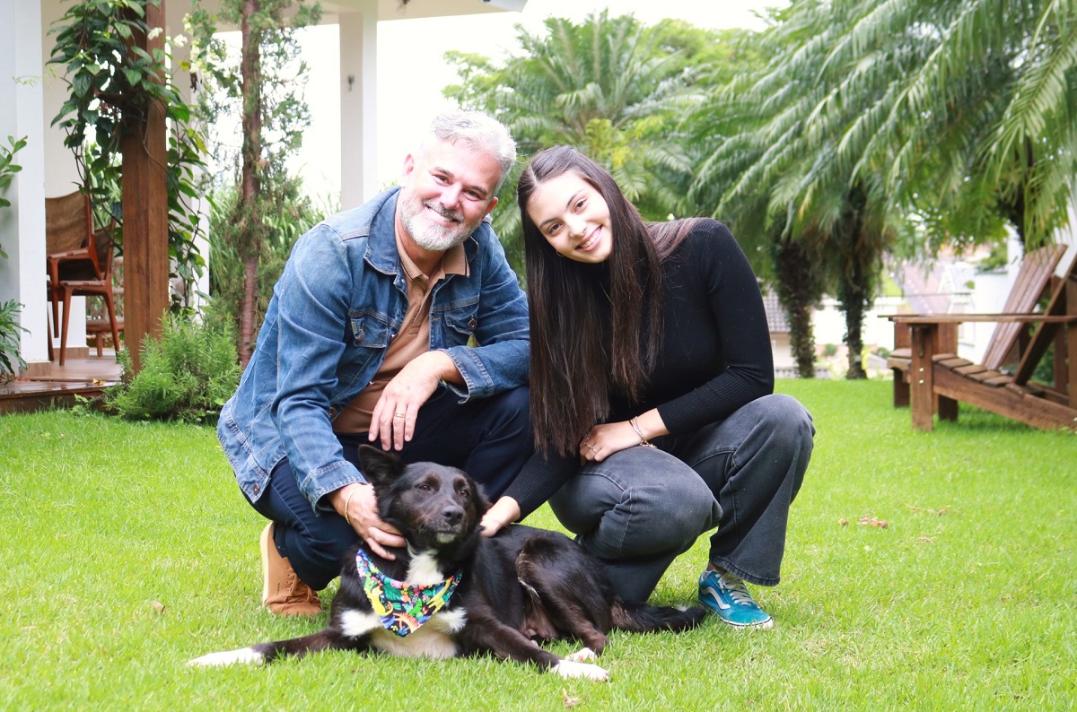 Sandro e a filha ao lado cachorra adotada em Arroio do Meio (Foto: Renan Ribeiro)