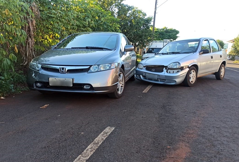 Automóvel estava estacionado quando foi atingido (Foto: Gilmar Bortese)