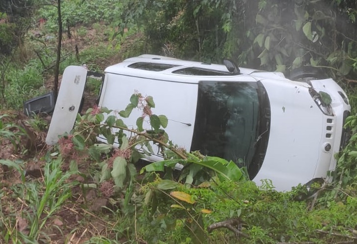 Mulher perde controle da direção e Uno sai da pista em Modelo