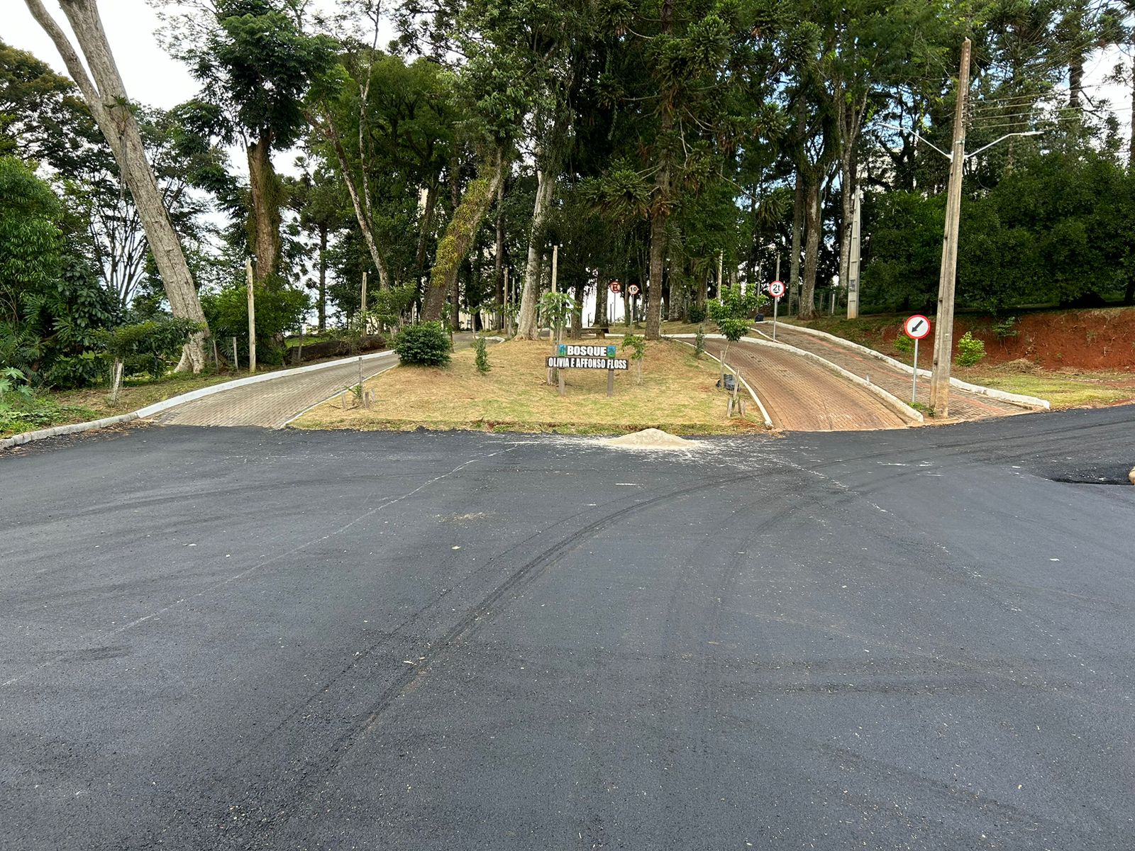 Com ruas asfaltadas, prefeitura finaliza obras no Bosque Olivia e Afonso Floss