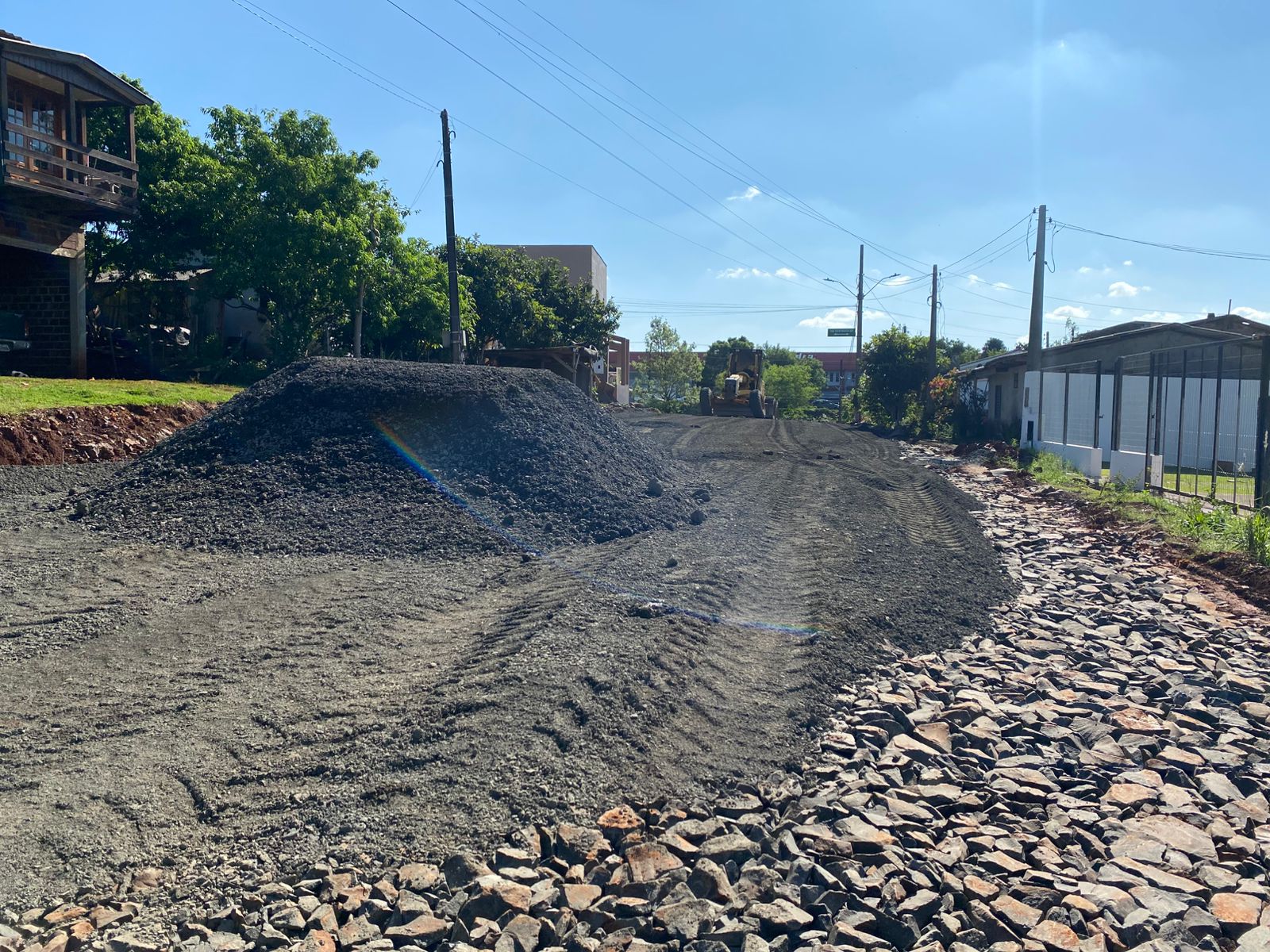 Obras para a pavimentação asfática já está em andamento (Foto: Felipe Eduardo Zamboni)