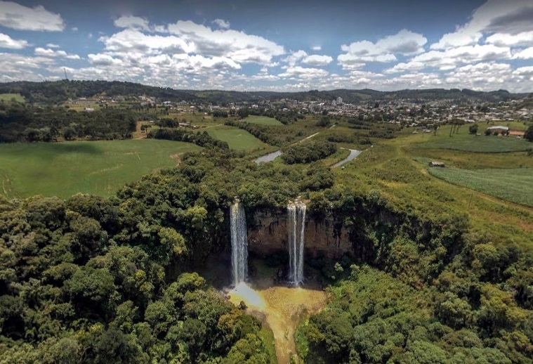 Cachoeiras “gêmeas” possuem 74 metros de altura