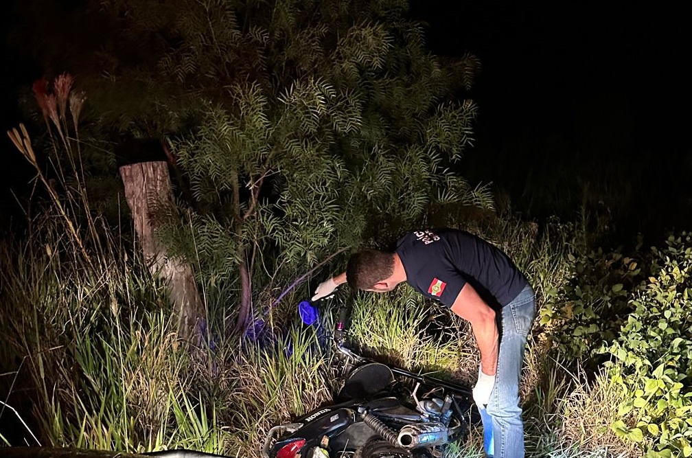 Moto usada no crime foi encontrada em matagal (Foto: Polícia Civil)