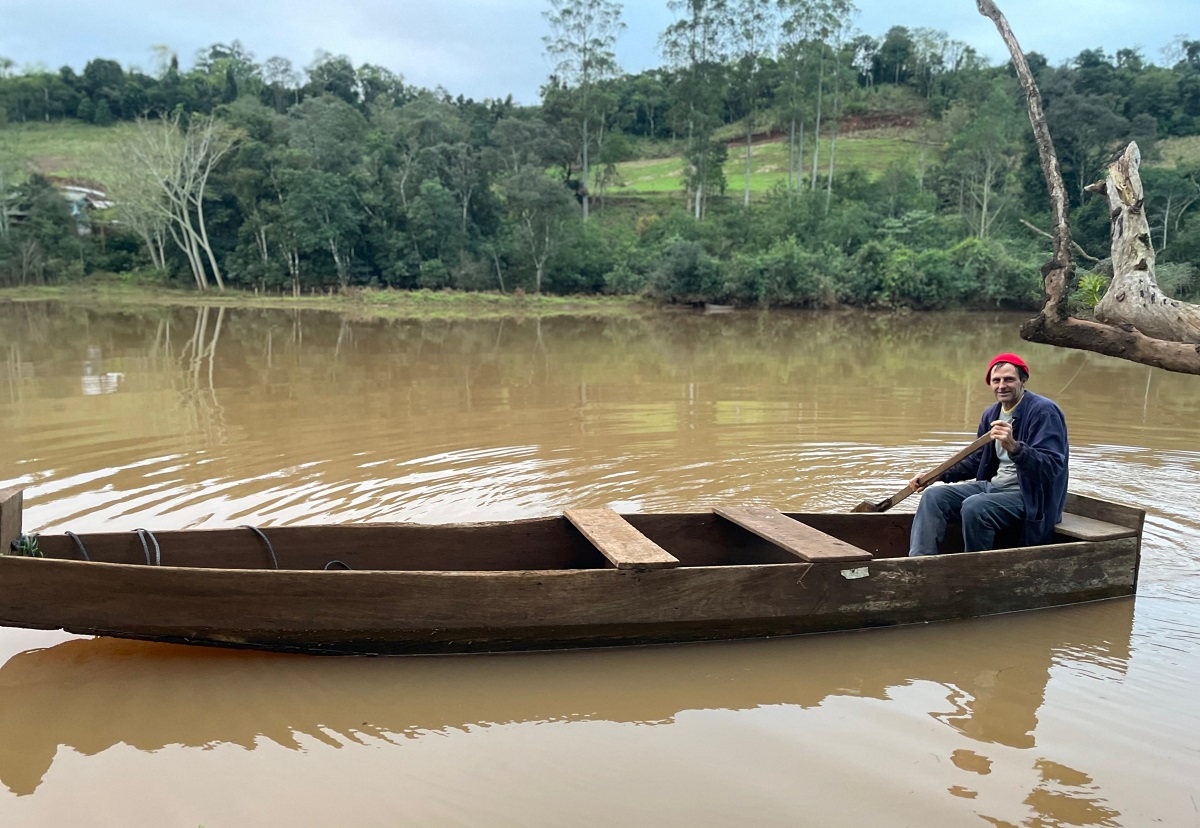 ASSISTA: Morador usa canoa todos os dias para ir trabalhar: 'Já vi até sucuri"