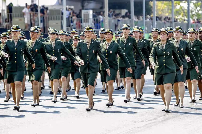 Mulheres poderão entrar nas Forças Armadas sem a necessidade de ensino superior (Foto: Roberto Stuckert Filho/PR)