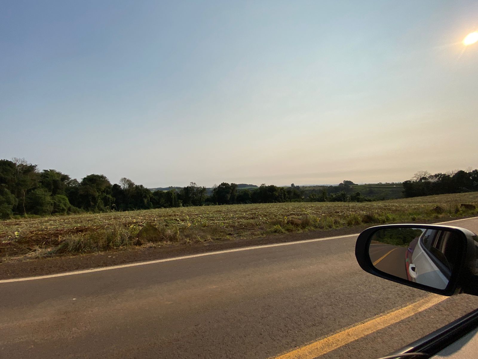 Em alguns lugares foi possível ver o um tom de céu cinzento (Foto: Felipe Eduardo Zamboni)