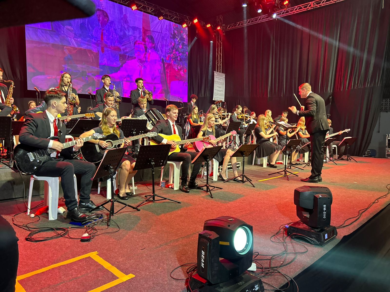 Corte do bolo, apresentações culturais e show marcam os 63 anos de Pinhalzinho 