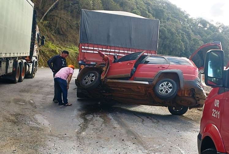 Lataria ficou totalmente danificada (Foto: Corpo de Bombeiros)