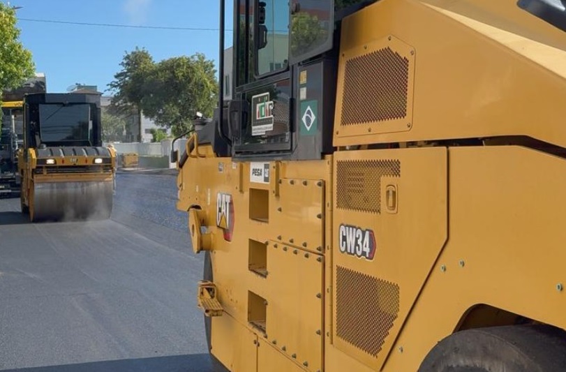 Ruas do Centro de Pinhalzinho recebem nova camada de asfalto 