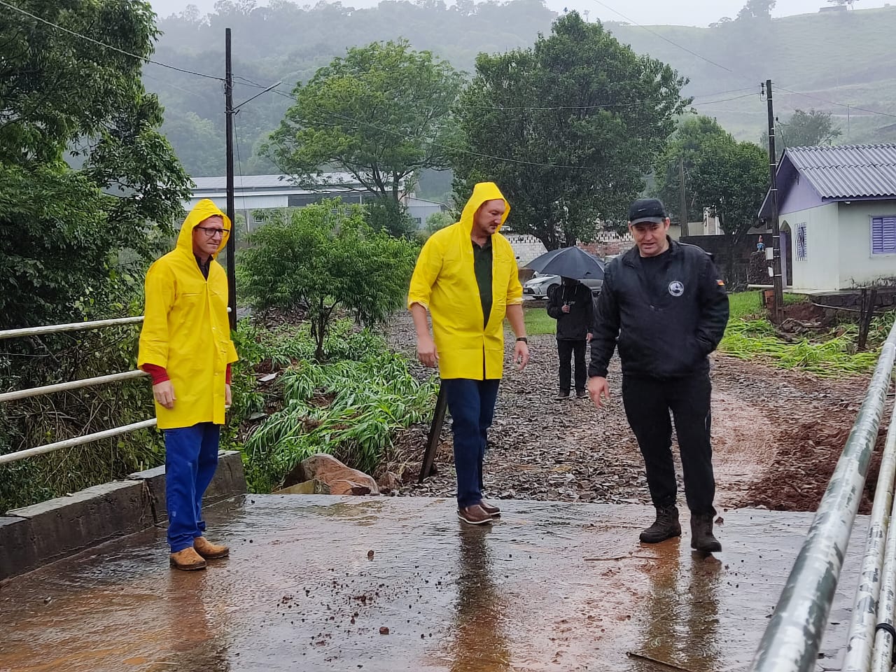 Mauro de Nadal visita municípios do Oeste atingidos pelas chuvas  (Foto: Gilmar Bortese)