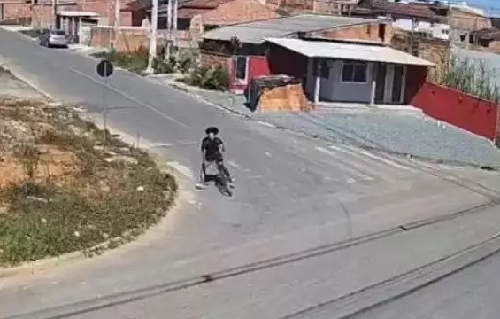 Ciclista perdeu controle e acabou sendo acertado por veículo de carga (Foto: Divulgação)