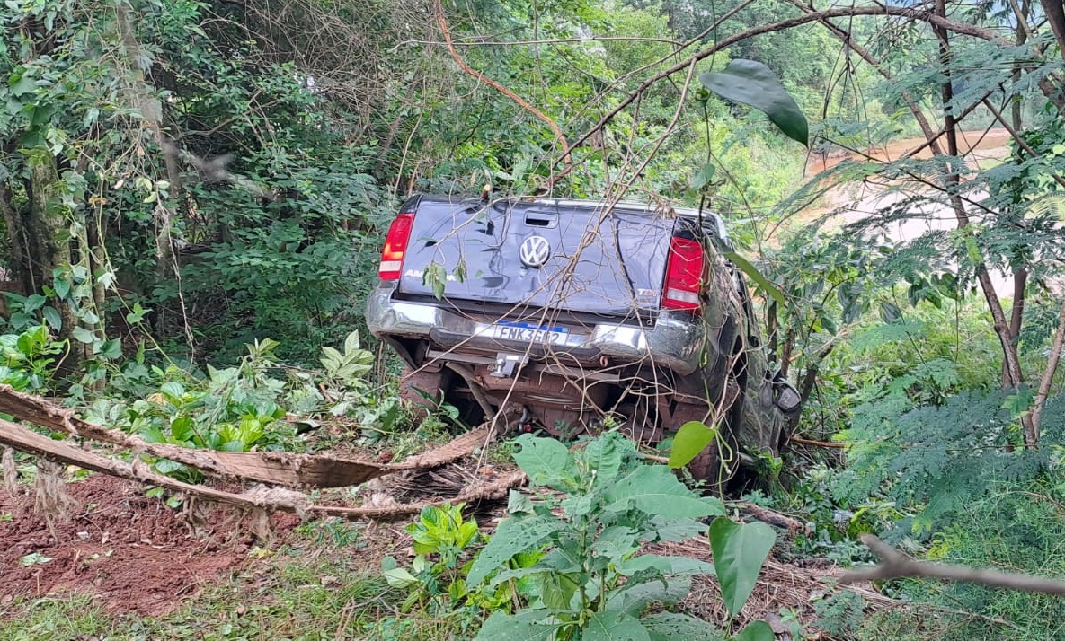 Motorista pula de Amarok 'recheada' de drogas no Oeste