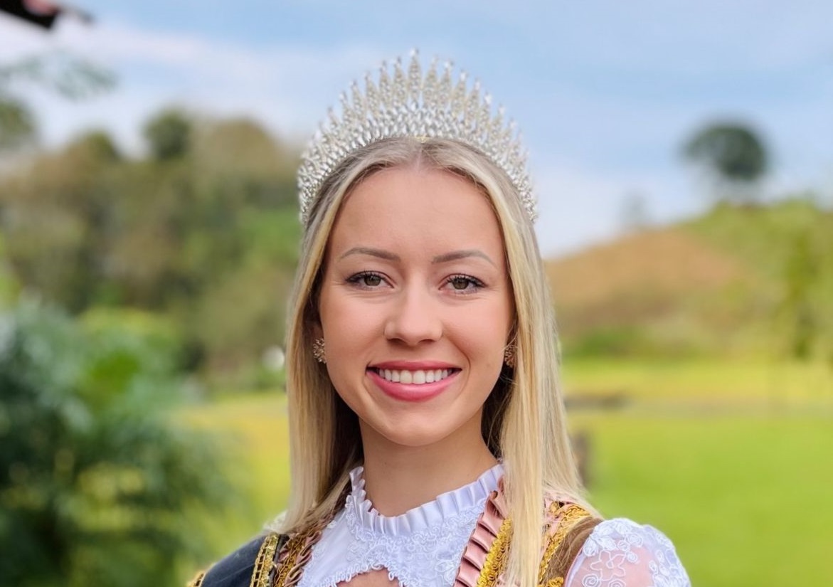 Débora é rainha da Oktoberfest de Itapiranga (Foto: Arquivo pessoal)