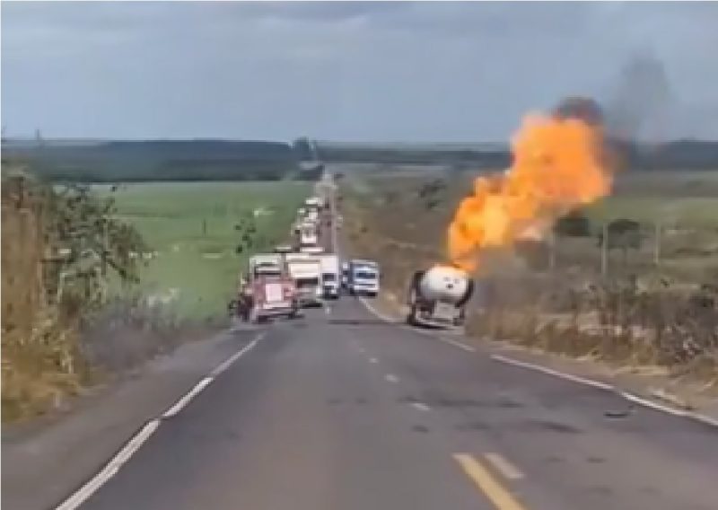 Equipe de TV e curiosos são surpreendidos com explosão de caminhão