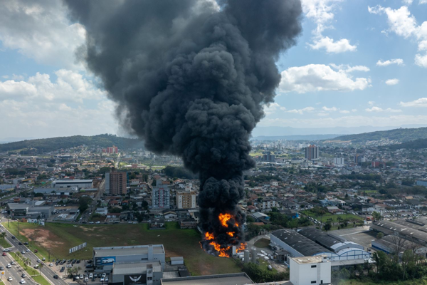 Fogo de grandes proporções em indústria causa medo