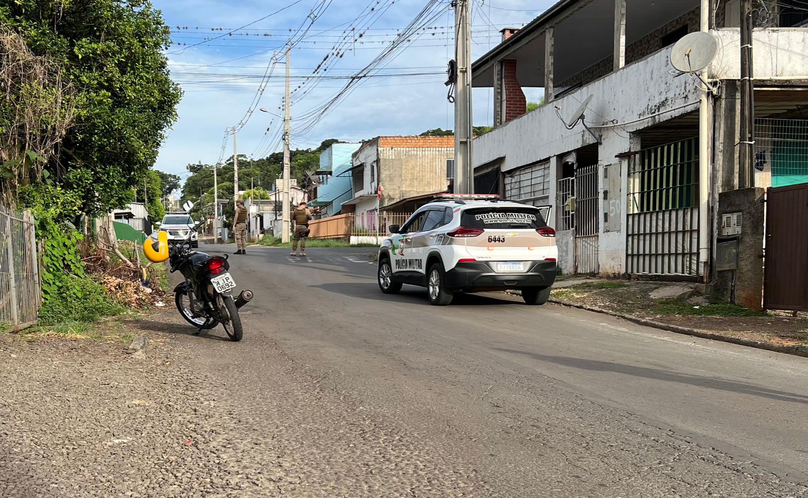 Morador é confundido com ladrão e leva tiro