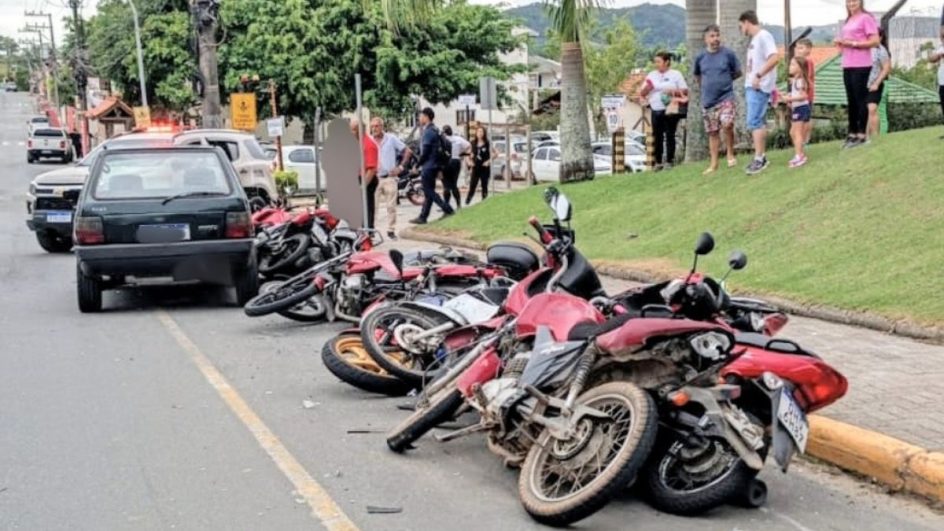 Com Uno de 'guerra', motorista faz strike em nove motocicletas