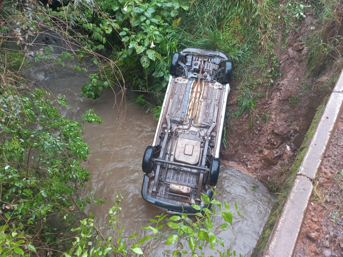 Veículo despencou de ponte (Foto: Corpo de Bombeiros)