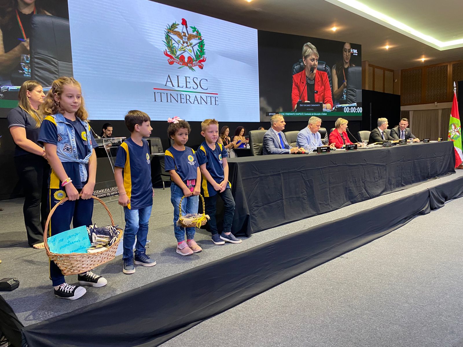 Escola de Nova Itaberaba se apresenta para deputados estaduais