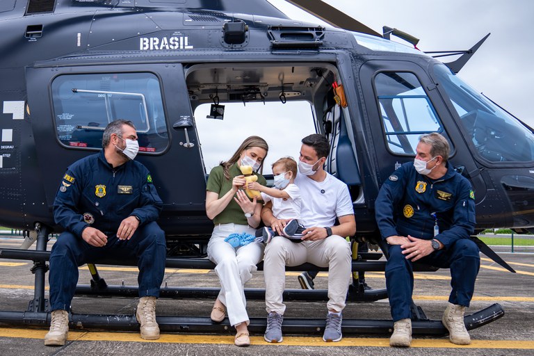 Menino que recebeu rim reencontra PRFs envolvidos no salvamento