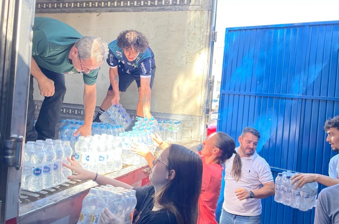Donativos sendo carregados  (Foto: Henrique Paulo Koch)