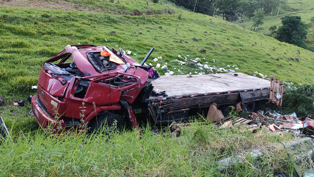 Motorista sobrevive após caminhão ficar sem freios 