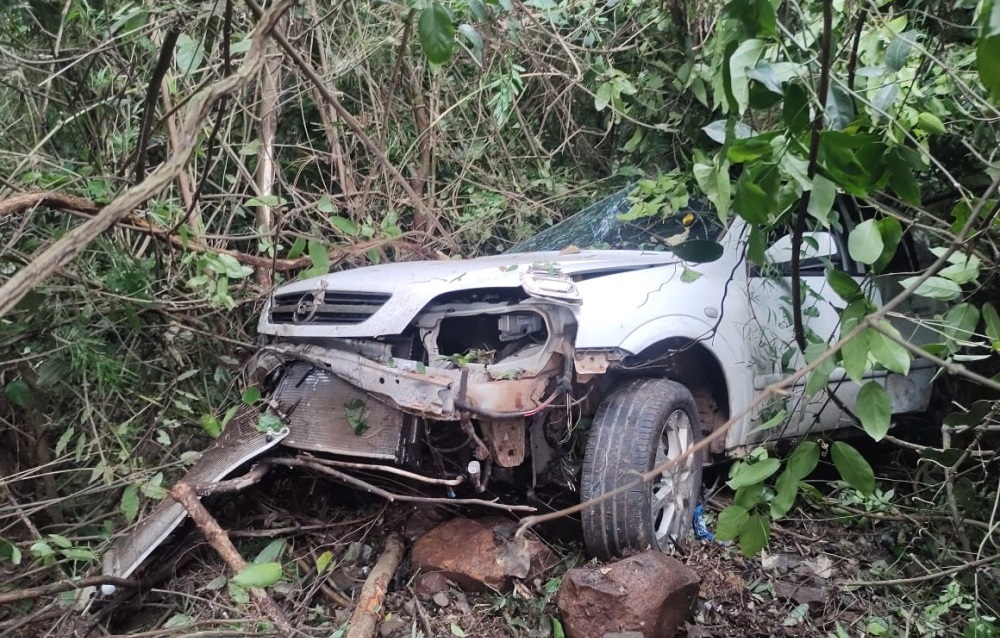 Condutor 'nasce de novo' depois de descer barranco de 30 metros