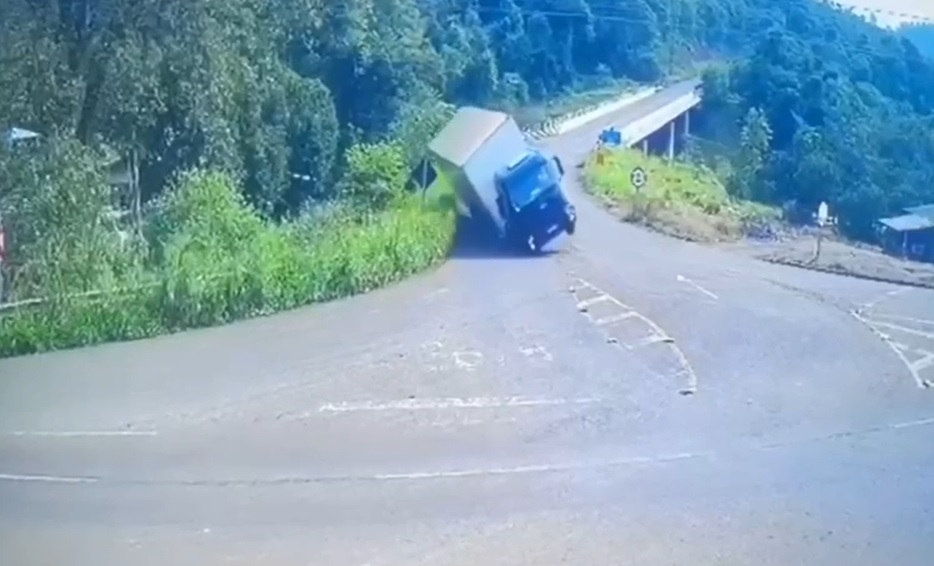 “Cena triste”: caminhão carregado com doações tomba na região; VÍDEO