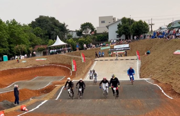 Pista de bicicross faz a alegria da criançada em Pinhalzinho