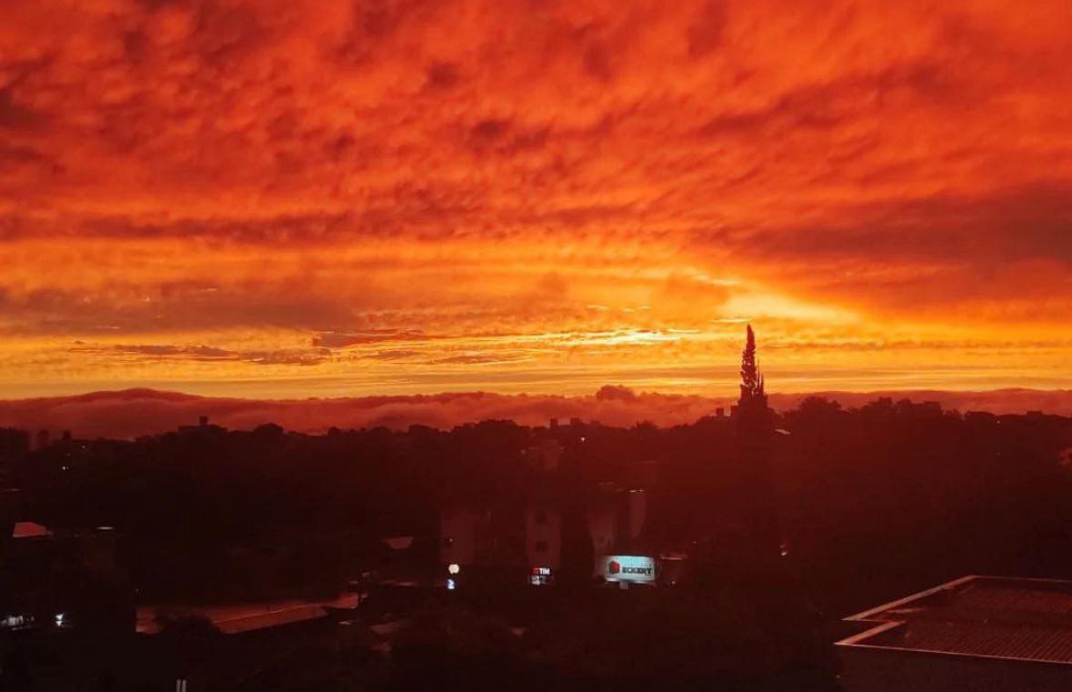 Pôr do sol em Pinhalzinho encanta com cores surpreendentes