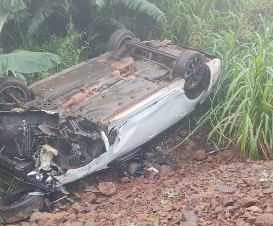 Saudades: Automóvel tem roda arrancada em capotamento