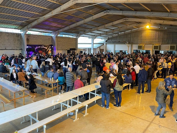 Centenas de pessoas participaram da grande e tradicional festa em honra ao Padroeiro Santo Antônio, em Pinhalzinho (Foto: Arquivo Pessoal)