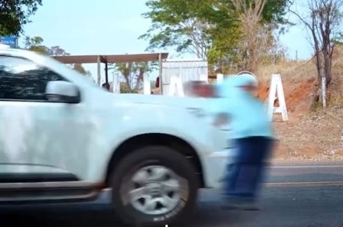 Político sendo acertado por caminhonete (Foto: Divulgação)