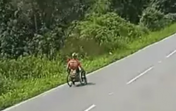 VÍDEO: Cadeirante 'ultrapassa' veículos em Santa Catarina