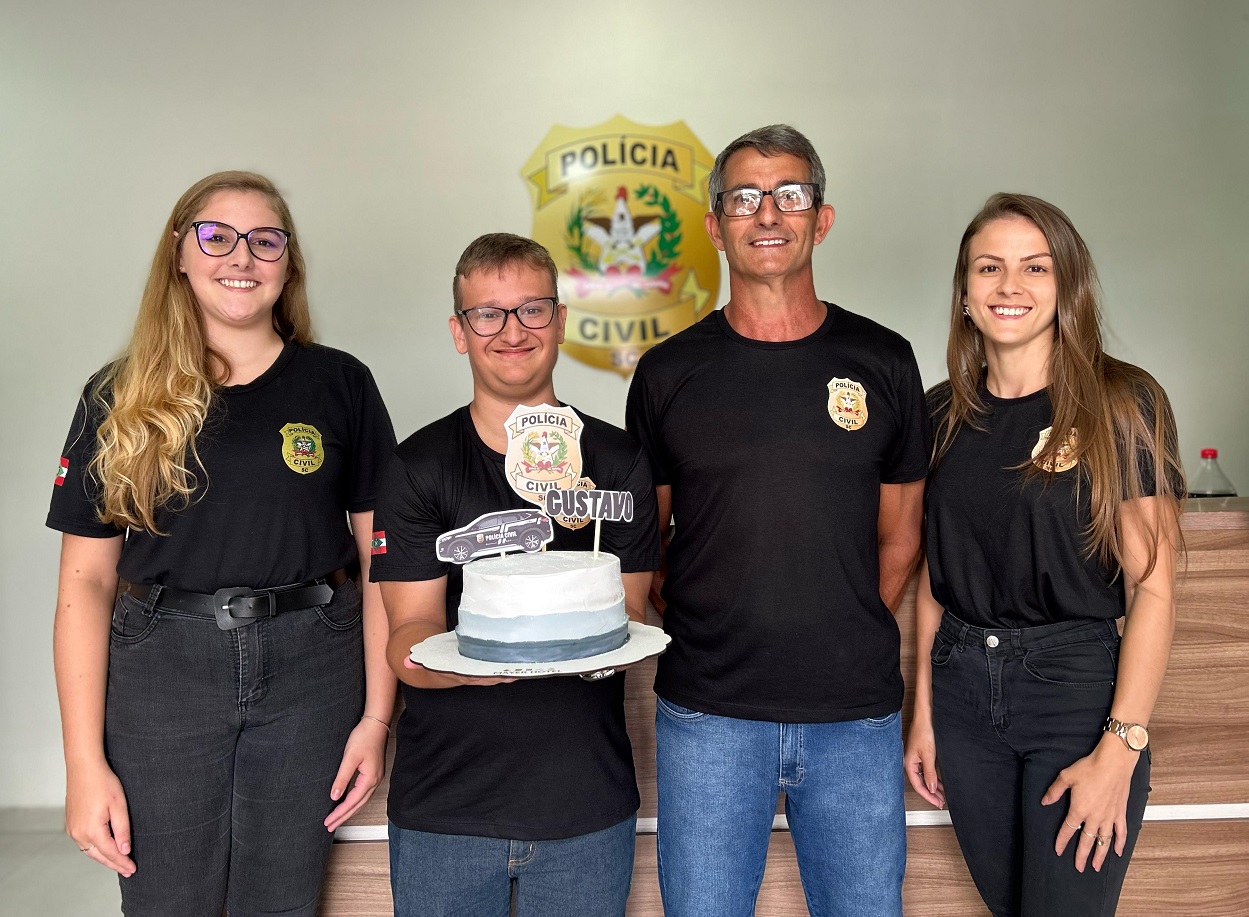 Menino ganha uniforme da polícia no dia do seu aniversário