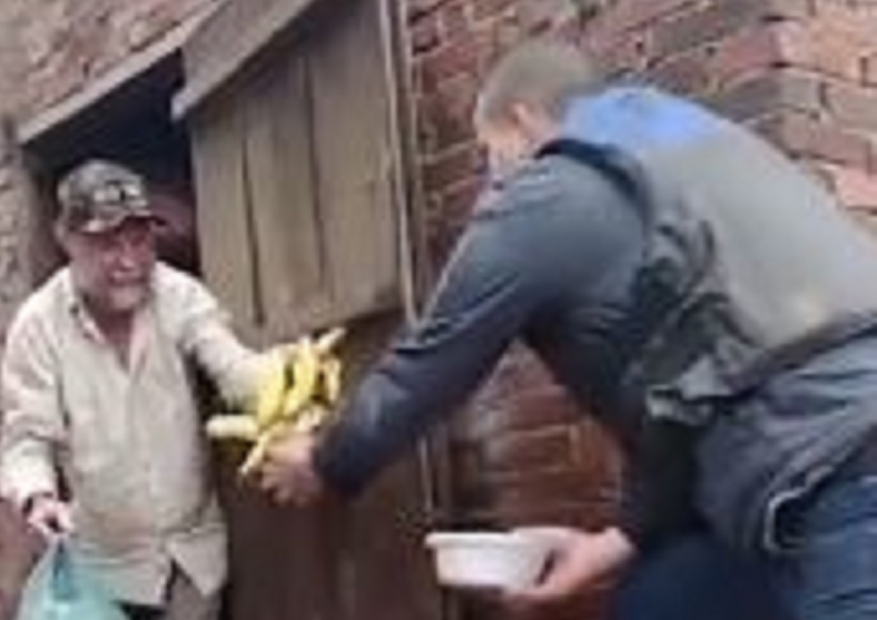 Senhor retribuí ajuda de voluntários entregando cacho de banana