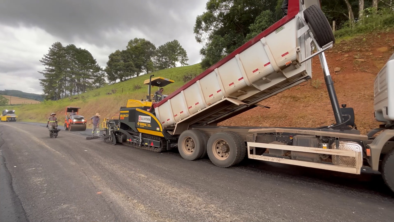 Inicio das obras de asfaltamento na rodovia integração  (Foto: Renan Ribeiro)