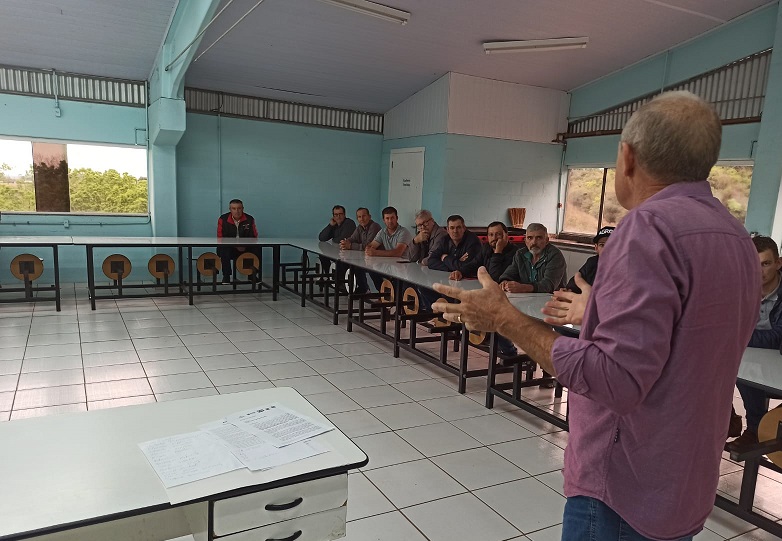 Secretário reúne produtores de leite em Pinhalzinho  (Foto: Gilmar Bortese)